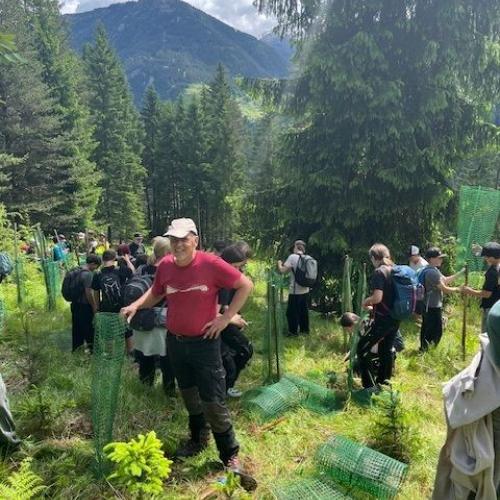 Im Rahmen des Biologieunterrichts durften die Schülerinnen und Schüler der 3. Klassen einen spannenden und lehrreichen Waldtag erleben. Begleitet wurde das Projekt von ihren Lehrerinnen Frau Baldauf, Frau Dilitz, Frau Juen und Frau Patsch. Organisiert wurde die Veranstaltung im Zuge des Projekts „KLAR! – Vorbereitet auf die Klimakrise“, das österreichweit zahlreiche Gemeinden bei der Anpassung an die Folgen des Klimawandels unterstützt. Denn schon heute sind viele Regionen Österreichs, so auch der Bezirk La