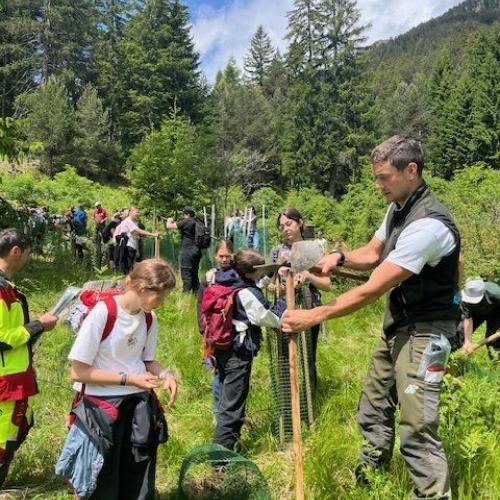 Im Rahmen des Biologieunterrichts durften die Schülerinnen und Schüler der 3. Klassen einen spannenden und lehrreichen Waldtag erleben. Begleitet wurde das Projekt von ihren Lehrerinnen Frau Baldauf, Frau Dilitz, Frau Juen und Frau Patsch. Organisiert wurde die Veranstaltung im Zuge des Projekts „KLAR! – Vorbereitet auf die Klimakrise“, das österreichweit zahlreiche Gemeinden bei der Anpassung an die Folgen des Klimawandels unterstützt. Denn schon heute sind viele Regionen Österreichs, so auch der Bezirk La