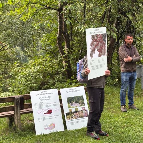 Im Rahmen des Biologieunterrichts durften die Schülerinnen und Schüler der 3. Klassen einen spannenden und lehrreichen Waldtag erleben. Begleitet wurde das Projekt von ihren Lehrerinnen Frau Baldauf, Frau Dilitz, Frau Juen und Frau Patsch. Organisiert wurde die Veranstaltung im Zuge des Projekts „KLAR! – Vorbereitet auf die Klimakrise“, das österreichweit zahlreiche Gemeinden bei der Anpassung an die Folgen des Klimawandels unterstützt. Denn schon heute sind viele Regionen Österreichs, so auch der Bezirk La