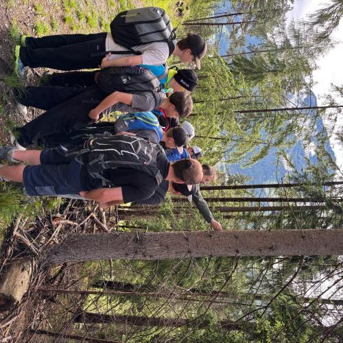 Im Rahmen des Biologieunterrichts durften die Schülerinnen und Schüler der 3. Klassen einen spannenden und lehrreichen Waldtag erleben. Begleitet wurde das Projekt von ihren Lehrerinnen Frau Baldauf, Frau Dilitz, Frau Juen und Frau Patsch. Organisiert wurde die Veranstaltung im Zuge des Projekts „KLAR! – Vorbereitet auf die Klimakrise“, das österreichweit zahlreiche Gemeinden bei der Anpassung an die Folgen des Klimawandels unterstützt. Denn schon heute sind viele Regionen Österreichs, so auch der Bezirk La