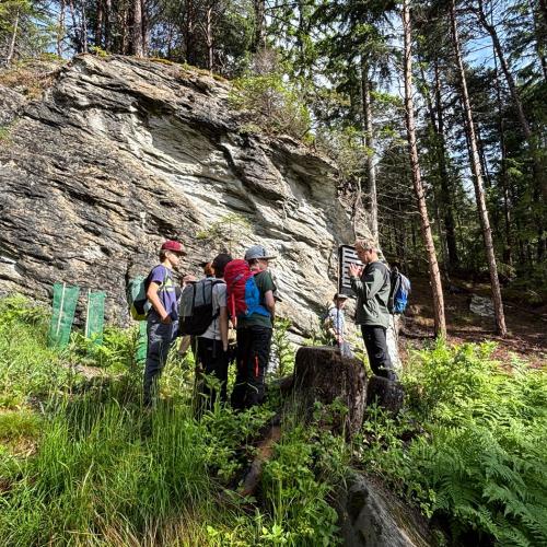 Im Rahmen des Biologieunterrichts durften die Schülerinnen und Schüler der 3. Klassen einen spannenden und lehrreichen Waldtag erleben. Begleitet wurde das Projekt von ihren Lehrerinnen Frau Baldauf, Frau Dilitz, Frau Juen und Frau Patsch. Organisiert wurde die Veranstaltung im Zuge des Projekts „KLAR! – Vorbereitet auf die Klimakrise“, das österreichweit zahlreiche Gemeinden bei der Anpassung an die Folgen des Klimawandels unterstützt. Denn schon heute sind viele Regionen Österreichs, so auch der Bezirk La