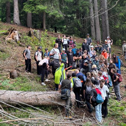 Im Rahmen des Biologieunterrichts durften die Schülerinnen und Schüler der 3. Klassen einen spannenden und lehrreichen Waldtag erleben. Begleitet wurde das Projekt von ihren Lehrerinnen Frau Baldauf, Frau Dilitz, Frau Juen und Frau Patsch. Organisiert wurde die Veranstaltung im Zuge des Projekts „KLAR! – Vorbereitet auf die Klimakrise“, das österreichweit zahlreiche Gemeinden bei der Anpassung an die Folgen des Klimawandels unterstützt. Denn schon heute sind viele Regionen Österreichs, so auch der Bezirk La