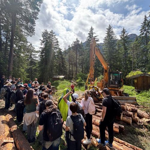 Im Rahmen des Biologieunterrichts durften die Schülerinnen und Schüler der 3. Klassen einen spannenden und lehrreichen Waldtag erleben. Begleitet wurde das Projekt von ihren Lehrerinnen Frau Baldauf, Frau Dilitz, Frau Juen und Frau Patsch. Organisiert wurde die Veranstaltung im Zuge des Projekts „KLAR! – Vorbereitet auf die Klimakrise“, das österreichweit zahlreiche Gemeinden bei der Anpassung an die Folgen des Klimawandels unterstützt. Denn schon heute sind viele Regionen Österreichs, so auch der Bezirk La