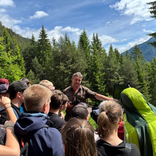 Im Rahmen des Biologieunterrichts durften die Schülerinnen und Schüler der 3. Klassen einen spannenden und lehrreichen Waldtag erleben. Begleitet wurde das Projekt von ihren Lehrerinnen Frau Baldauf, Frau Dilitz, Frau Juen und Frau Patsch. Organisiert wurde die Veranstaltung im Zuge des Projekts „KLAR! – Vorbereitet auf die Klimakrise“, das österreichweit zahlreiche Gemeinden bei der Anpassung an die Folgen des Klimawandels unterstützt. Denn schon heute sind viele Regionen Österreichs, so auch der Bezirk La