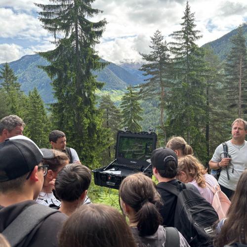 Im Rahmen des Biologieunterrichts durften die Schülerinnen und Schüler der 3. Klassen einen spannenden und lehrreichen Waldtag erleben. Begleitet wurde das Projekt von ihren Lehrerinnen Frau Baldauf, Frau Dilitz, Frau Juen und Frau Patsch. Organisiert wurde die Veranstaltung im Zuge des Projekts „KLAR! – Vorbereitet auf die Klimakrise“, das österreichweit zahlreiche Gemeinden bei der Anpassung an die Folgen des Klimawandels unterstützt. Denn schon heute sind viele Regionen Österreichs, so auch der Bezirk La