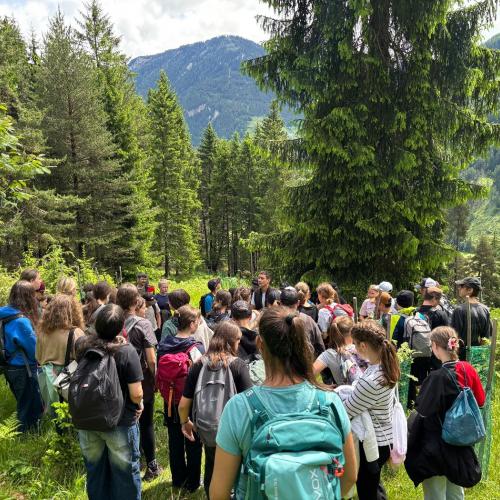 Im Rahmen des Biologieunterrichts durften die Schülerinnen und Schüler der 3. Klassen einen spannenden und lehrreichen Waldtag erleben. Begleitet wurde das Projekt von ihren Lehrerinnen Frau Baldauf, Frau Dilitz, Frau Juen und Frau Patsch. Organisiert wurde die Veranstaltung im Zuge des Projekts „KLAR! – Vorbereitet auf die Klimakrise“, das österreichweit zahlreiche Gemeinden bei der Anpassung an die Folgen des Klimawandels unterstützt. Denn schon heute sind viele Regionen Österreichs, so auch der Bezirk La