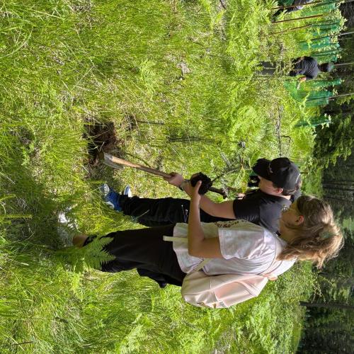 Im Rahmen des Biologieunterrichts durften die Schülerinnen und Schüler der 3. Klassen einen spannenden und lehrreichen Waldtag erleben. Begleitet wurde das Projekt von ihren Lehrerinnen Frau Baldauf, Frau Dilitz, Frau Juen und Frau Patsch. Organisiert wurde die Veranstaltung im Zuge des Projekts „KLAR! – Vorbereitet auf die Klimakrise“, das österreichweit zahlreiche Gemeinden bei der Anpassung an die Folgen des Klimawandels unterstützt. Denn schon heute sind viele Regionen Österreichs, so auch der Bezirk La