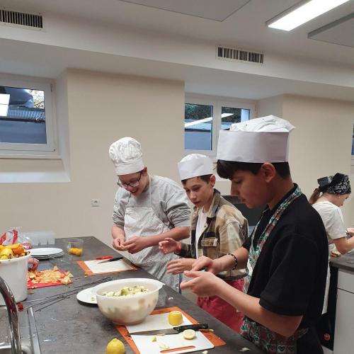 Die SchülerInnen beim Zubereiten und Verkaufen der gesunden Jause