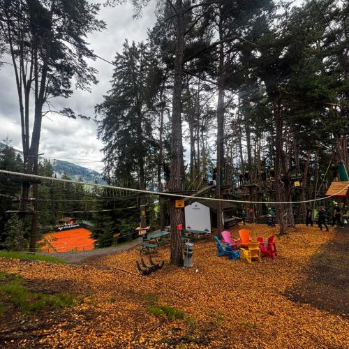 Am 6. Juli 2026 verbrachten die Klassen 4A und 4C zum Abschluss ihrer vierjährigen gemeinsamen Zeit an der Mittelschule einen erlebnisreichen Tag im X-Trees Waldseilpark in Serfaus. Dort konnten wir uns sportlich betätigen, gemeinsam Herausforderungen meistern und dabei manche Ängste überwinden. Vor allem aber genossen wir die Zeit miteinander und sammelten viele schöne Erinnerungen. Bereits die Fahrt mit der Dorfbahn Serfaus, der kleinsten fahrerlosen und am höchsten gelegenen Luftkissen-U-Bahn der Welt, w