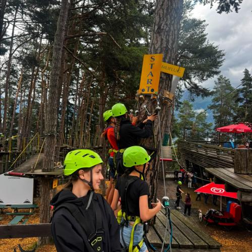 Am 6. Juli 2026 verbrachten die Klassen 4A und 4C zum Abschluss ihrer vierjährigen gemeinsamen Zeit an der Mittelschule einen erlebnisreichen Tag im X-Trees Waldseilpark in Serfaus. Dort konnten wir uns sportlich betätigen, gemeinsam Herausforderungen meistern und dabei manche Ängste überwinden. Vor allem aber genossen wir die Zeit miteinander und sammelten viele schöne Erinnerungen. Bereits die Fahrt mit der Dorfbahn Serfaus, der kleinsten fahrerlosen und am höchsten gelegenen Luftkissen-U-Bahn der Welt, w