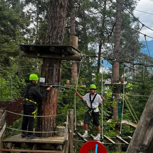 Am 6. Juli 2026 verbrachten die Klassen 4A und 4C zum Abschluss ihrer vierjährigen gemeinsamen Zeit an der Mittelschule einen erlebnisreichen Tag im X-Trees Waldseilpark in Serfaus. Dort konnten wir uns sportlich betätigen, gemeinsam Herausforderungen meistern und dabei manche Ängste überwinden. Vor allem aber genossen wir die Zeit miteinander und sammelten viele schöne Erinnerungen. Bereits die Fahrt mit der Dorfbahn Serfaus, der kleinsten fahrerlosen und am höchsten gelegenen Luftkissen-U-Bahn der Welt, w
