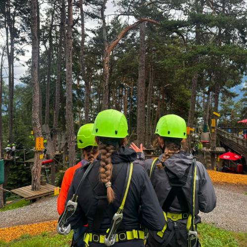 Am 6. Juli 2026 verbrachten die Klassen 4A und 4C zum Abschluss ihrer vierjährigen gemeinsamen Zeit an der Mittelschule einen erlebnisreichen Tag im X-Trees Waldseilpark in Serfaus. Dort konnten wir uns sportlich betätigen, gemeinsam Herausforderungen meistern und dabei manche Ängste überwinden. Vor allem aber genossen wir die Zeit miteinander und sammelten viele schöne Erinnerungen. Bereits die Fahrt mit der Dorfbahn Serfaus, der kleinsten fahrerlosen und am höchsten gelegenen Luftkissen-U-Bahn der Welt, w