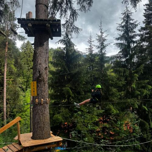 Am 6. Juli 2026 verbrachten die Klassen 4A und 4C zum Abschluss ihrer vierjährigen gemeinsamen Zeit an der Mittelschule einen erlebnisreichen Tag im X-Trees Waldseilpark in Serfaus. Dort konnten wir uns sportlich betätigen, gemeinsam Herausforderungen meistern und dabei manche Ängste überwinden. Vor allem aber genossen wir die Zeit miteinander und sammelten viele schöne Erinnerungen. Bereits die Fahrt mit der Dorfbahn Serfaus, der kleinsten fahrerlosen und am höchsten gelegenen Luftkissen-U-Bahn der Welt, w