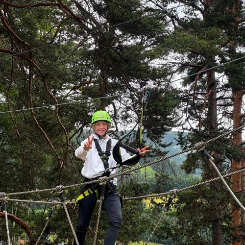 Am 6. Juli 2026 verbrachten die Klassen 4A und 4C zum Abschluss ihrer vierjährigen gemeinsamen Zeit an der Mittelschule einen erlebnisreichen Tag im X-Trees Waldseilpark in Serfaus. Dort konnten wir uns sportlich betätigen, gemeinsam Herausforderungen meistern und dabei manche Ängste überwinden. Vor allem aber genossen wir die Zeit miteinander und sammelten viele schöne Erinnerungen. Bereits die Fahrt mit der Dorfbahn Serfaus, der kleinsten fahrerlosen und am höchsten gelegenen Luftkissen-U-Bahn der Welt, w