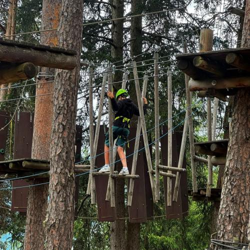 Am 6. Juli 2026 verbrachten die Klassen 4A und 4C zum Abschluss ihrer vierjährigen gemeinsamen Zeit an der Mittelschule einen erlebnisreichen Tag im X-Trees Waldseilpark in Serfaus. Dort konnten wir uns sportlich betätigen, gemeinsam Herausforderungen meistern und dabei manche Ängste überwinden. Vor allem aber genossen wir die Zeit miteinander und sammelten viele schöne Erinnerungen. Bereits die Fahrt mit der Dorfbahn Serfaus, der kleinsten fahrerlosen und am höchsten gelegenen Luftkissen-U-Bahn der Welt, w