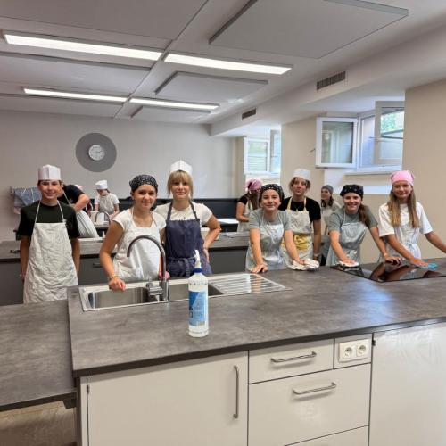 Mit viel Freude und Teamgeist haben die Buddys der 4. Klassen eine gesunde Jause für die Kindergartenkinder aus Pfunds zubereitet. Gemeinsam wurde fleißig geschnippelt, liebevoll angerichtet und mit viel Sorgfalt vorbereitet.  Wir hoffen, die gesunde Jause hat gut geschmeckt!