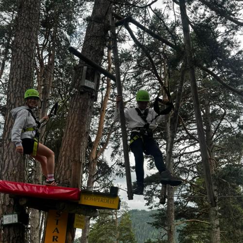 Am 6. Juli 2026 verbrachten die Klassen 4A und 4C zum Abschluss ihrer vierjährigen gemeinsamen Zeit an der Mittelschule einen erlebnisreichen Tag im X-Trees Waldseilpark in Serfaus. Dort konnten wir uns sportlich betätigen, gemeinsam Herausforderungen meistern und dabei manche Ängste überwinden. Vor allem aber genossen wir die Zeit miteinander und sammelten viele schöne Erinnerungen. Bereits die Fahrt mit der Dorfbahn Serfaus, der kleinsten fahrerlosen und am höchsten gelegenen Luftkissen-U-Bahn der Welt, w