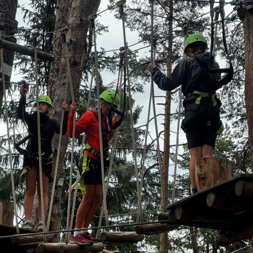 Am 6. Juli 2026 verbrachten die Klassen 4A und 4C zum Abschluss ihrer vierjährigen gemeinsamen Zeit an der Mittelschule einen erlebnisreichen Tag im X-Trees Waldseilpark in Serfaus. Dort konnten wir uns sportlich betätigen, gemeinsam Herausforderungen meistern und dabei manche Ängste überwinden. Vor allem aber genossen wir die Zeit miteinander und sammelten viele schöne Erinnerungen. Bereits die Fahrt mit der Dorfbahn Serfaus, der kleinsten fahrerlosen und am höchsten gelegenen Luftkissen-U-Bahn der Welt, w