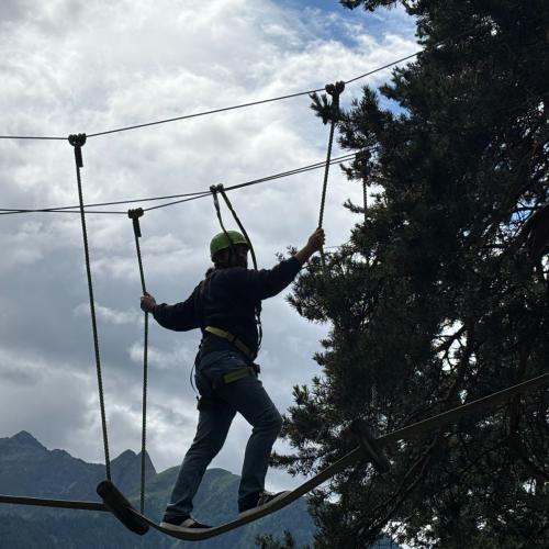 Am 6. Juli 2026 verbrachten die Klassen 4A und 4C zum Abschluss ihrer vierjährigen gemeinsamen Zeit an der Mittelschule einen erlebnisreichen Tag im X-Trees Waldseilpark in Serfaus. Dort konnten wir uns sportlich betätigen, gemeinsam Herausforderungen meistern und dabei manche Ängste überwinden. Vor allem aber genossen wir die Zeit miteinander und sammelten viele schöne Erinnerungen. Bereits die Fahrt mit der Dorfbahn Serfaus, der kleinsten fahrerlosen und am höchsten gelegenen Luftkissen-U-Bahn der Welt, w