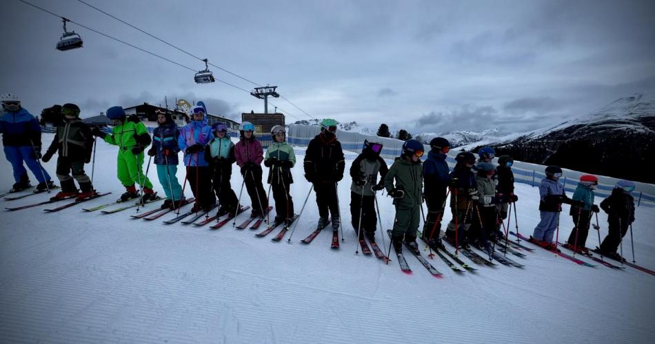 Gruppe Schüler:innen auf der Piste